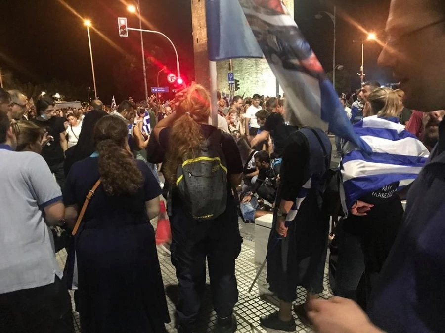 Λιποθύμησε διαδηλωτής από τα χημικά στο συλλαλητήριο για τη Μακεδονία (βίντεο)